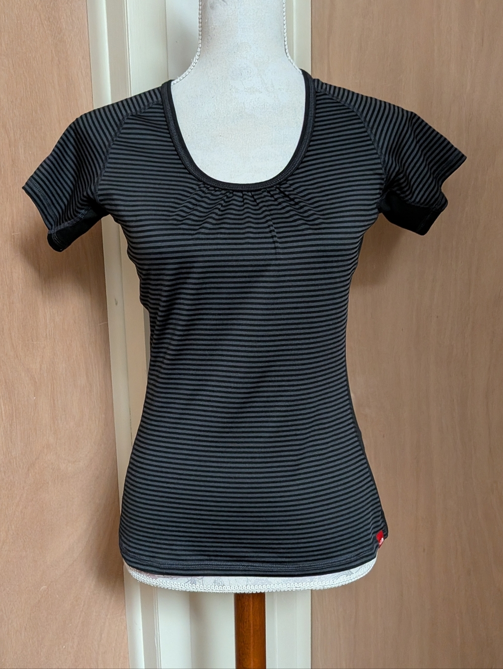 The North Face VaporWick Striped Athletic Top Women’s Small Black Tee